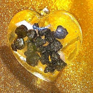 PYRITE NATURAL CHUNKS IN CLEAR RESIN HEART SHAPE NEW HEALING STONE